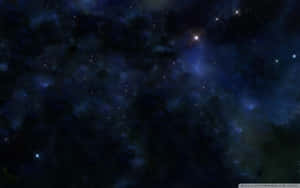 繁星點點的夜空，帶有色彩繽紛的星雲和明亮的星星。