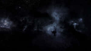 一個宇宙星雲，有發光的藍色和紫色雲，周圍有無數星星。 — 太空 壁紙