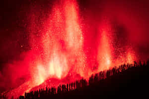 火山爆發，在黑暗的森林背景下，噴出明亮的紅色熔岩和火花。