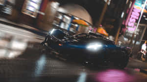 黑色跑車在夜晚霓虹燈街道上奔馳，有濕滑路面倒影。