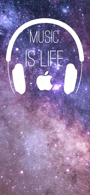 帶有Apple標誌和文字music is life的白色耳機，背景為星空銀河。