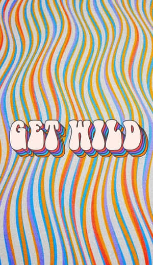在波浪形彩虹背景上的粗體「GET WILD」文字。 — 音樂美學 壁紙