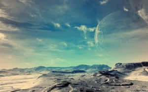 外星沙漠景觀，山脈和黃昏天空中一顆巨大的行星。