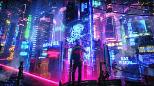 人站在屋頂上，面向夜晚發光的霓虹城市天際線