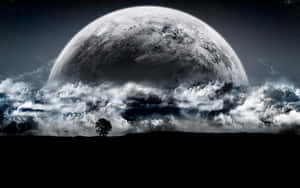 在星空下，一棵孤樹的剪影映襯著巨大的月亮和暴風雲。