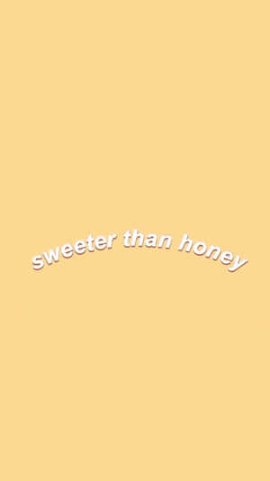 淡黃色背景上的白色Sweeter than honey文字。