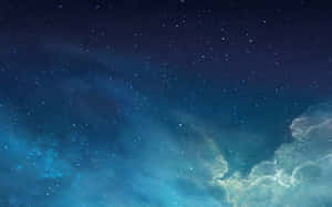 閃爍藍色星雲和柔和雲霧的星空夜景。
