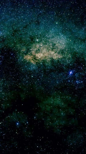深空中帶有發光星星和藍綠色星雲的銀河系。
