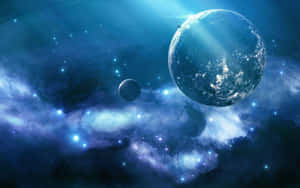 一顆藍色行星，帶有雲層和太陽光束，在繁星點點的星雲中，還有一顆小衛星。