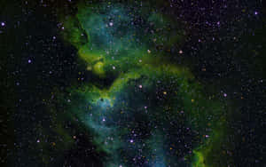 在深空中，無數星星之間閃耀著充滿活力的綠色和藍綠色星雲。