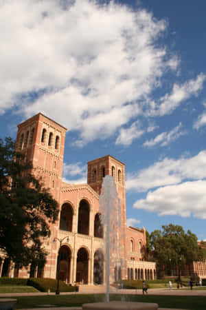 大學建築，噴泉和藍天