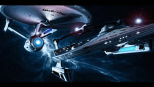 星艦企業號NCC-1701在發光的宇宙星雲中航行。