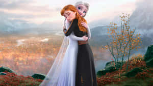 安娜和艾莎在山上真誠地擁抱，俯瞰著色彩繽紛的秋日風景。