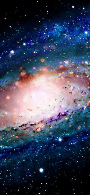 一個充滿活力的螺旋星系，在無數恆星中閃耀著粉紅色和藍色的星雲。