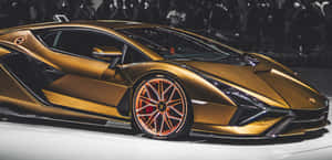 金色林寶堅尼跑車在車展上展出，後面有群眾。 — 蘭博基尼 壁紙
