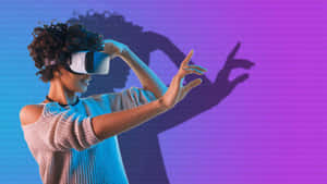 戴著VR頭戴式顯示器的人對著色彩繽紛的數位牆做手勢，背後投射出陰影。