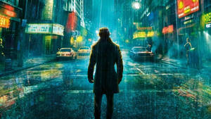 男人穿著風衣在夜晚雨中的霓虹街道上行走。