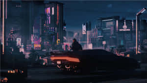 夜晚霓虹燈照亮的未來城市中，站在發光汽車上的人。