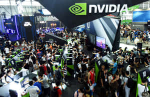 遊戲展會上的人群，設有NVIDIA和EA展位。