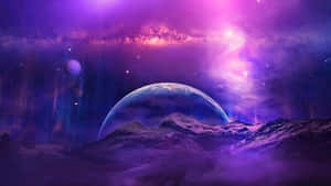 紫色外星行星在繁星點點的宇宙天空下從白雪覆蓋的山脈上升起。