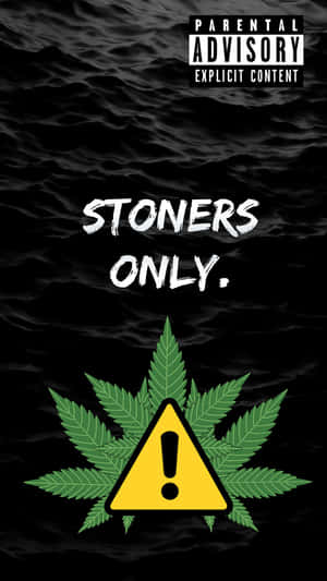 帶有大麻葉和「Stoners Only」文字的警告標誌，下方有家長指引標籤。
