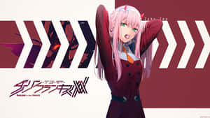 動漫女孩 Zero Two 穿著栗色外套，粉紅色頭髮和綠色眼睛，在風格化背景前擺姿勢。