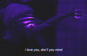 一個人在紫色燈光房間中伸出手，帶有故障效果和文字 i love you don't you mind。
