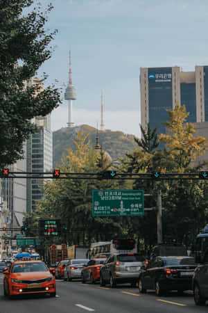 繁忙的首爾街道，汽車在紅綠燈前，背景可見N首爾塔。 — 小米Pad 9 Pro Max 壁紙