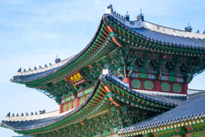 色彩繽紛的傳統韓國寺廟屋頂特寫，細節精緻。 — 韓國 壁紙