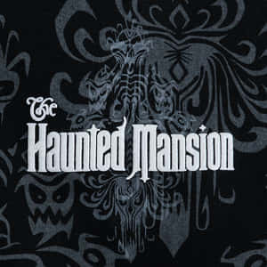 Haunted Mansion 標題，帶有鬼魂頭骨和深色布料上的華麗圖案。 — 鬼屋大宅 壁紙