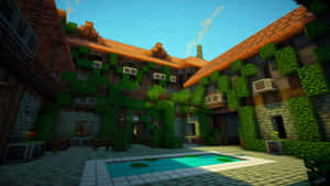 Minecraft庭院，有常春藤覆蓋的建築和一個水池，在藍天下。