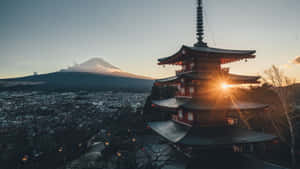 一座紅色寶塔背後有光芒四射，俯瞰富士山和城市。