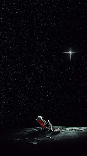 太空人在月球上坐紅色椅子仰望夜空中的明亮星星