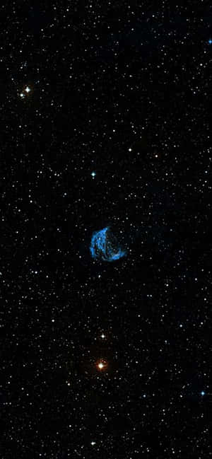深空中被無數恆星環繞的藍色星雲。