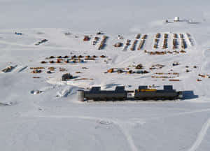 南極研究站，建築物和雪地摩托車在雪地上。