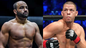 兩名男性MMA拳手在八角籠中，一人赤裸上身，另一人戴紅色手套。