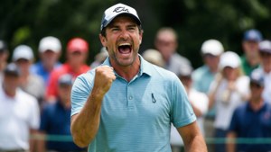 高爾夫球手在球場上舉起拳頭、張開嘴巴慶祝勝利。