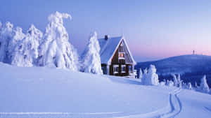 暮色中白雪覆蓋的山景小屋與滑雪道