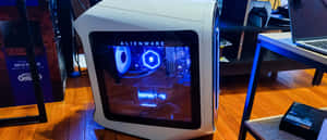 木地板上帶有藍色LED燈的白色Alienware遊戲電腦。