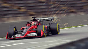 紅黑相間的F1賽車在賽道上疾馳，火花四濺。
