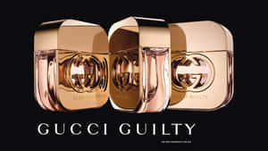 三支Gucci Guilty香水瓶，帶玫瑰金色瓶蓋，置於黑色背景上。