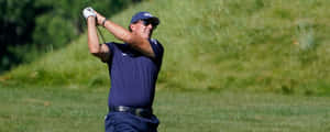 高爾夫球手在陽光明媚的高爾夫球場上揮桿，綠草如茵。