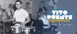 Tito Puente 在現場音樂會中與樂隊和觀眾一起演奏康加鼓。