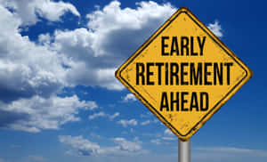 黃色道路標誌寫著 early retirement ahead，以藍天白雲為背景。