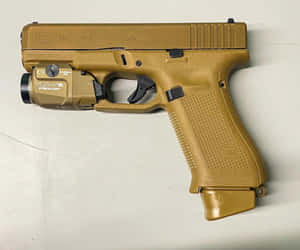 沙色Glock 19X手槍，白色背景上帶戰術手電筒。 — Glock GIF 壁紙