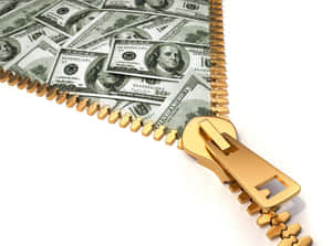 金色拉鍊在白色背景上露出成堆的百元美鈔。