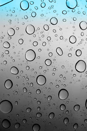玻璃上的雨滴，背景為藍色到灰色漸變