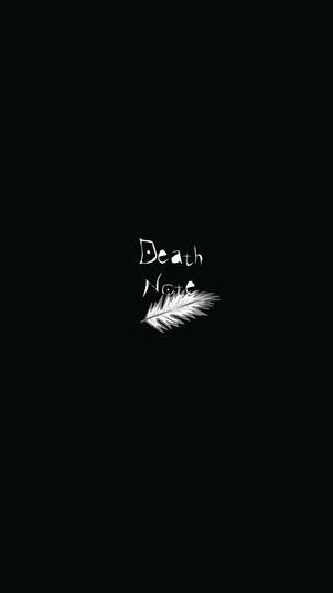 白色文字顯示 Death Note，下方有羽毛，背景為黑色。