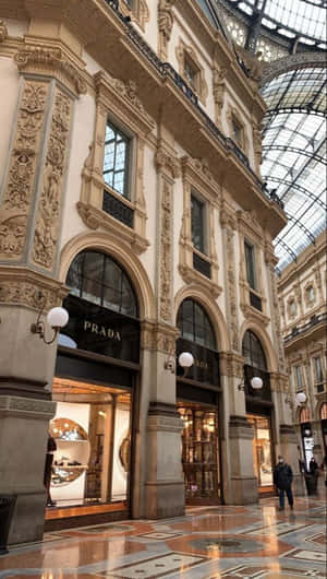 豪華購物拱廊，擁有華麗建築和 Prada 商店。