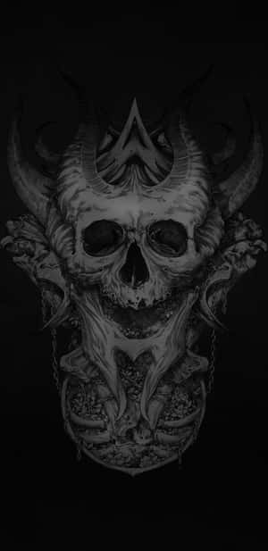 一個帶有角和鎖鏈的惡魔頭骨，黑白配色。